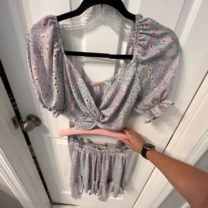 Beautiful two piece set ! Crop top and shorts ! Light weight! Size small